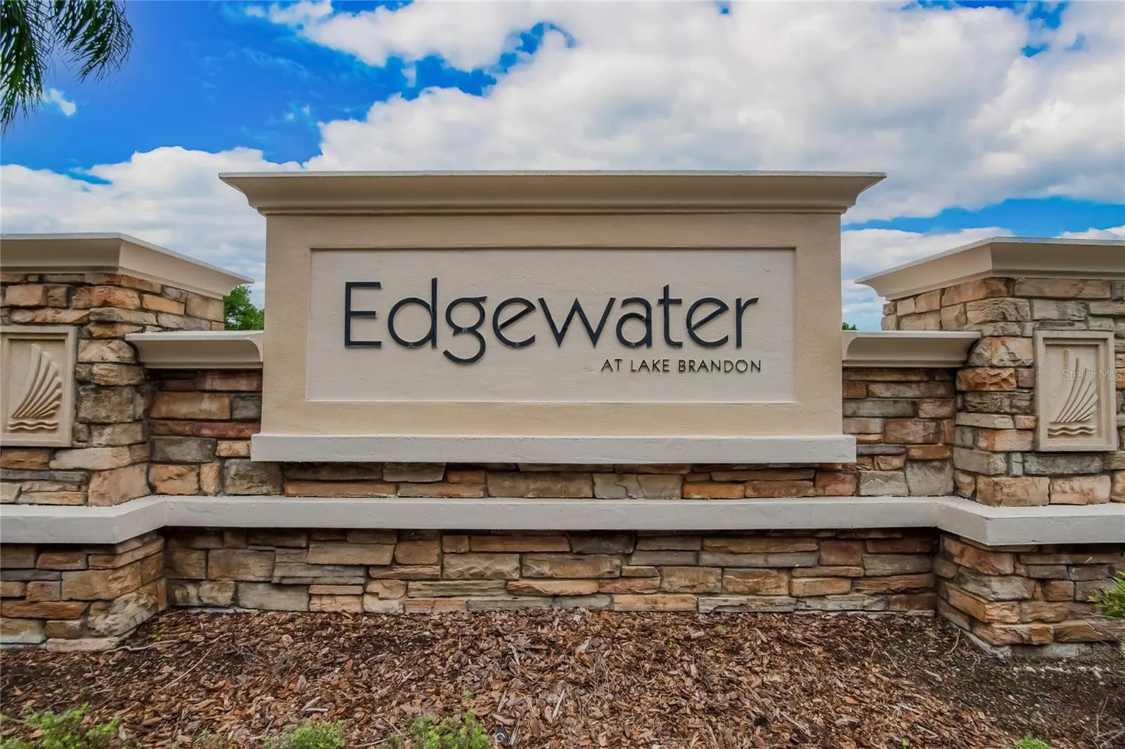 2605 OLEANDER LAKES DR