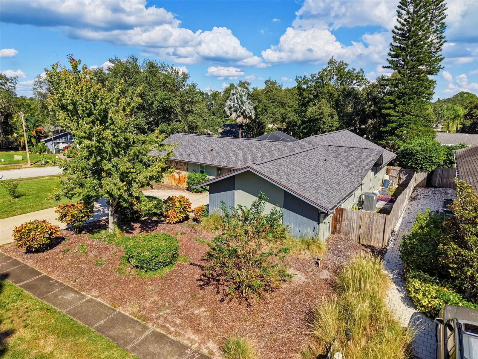 3 SUMMIT LN