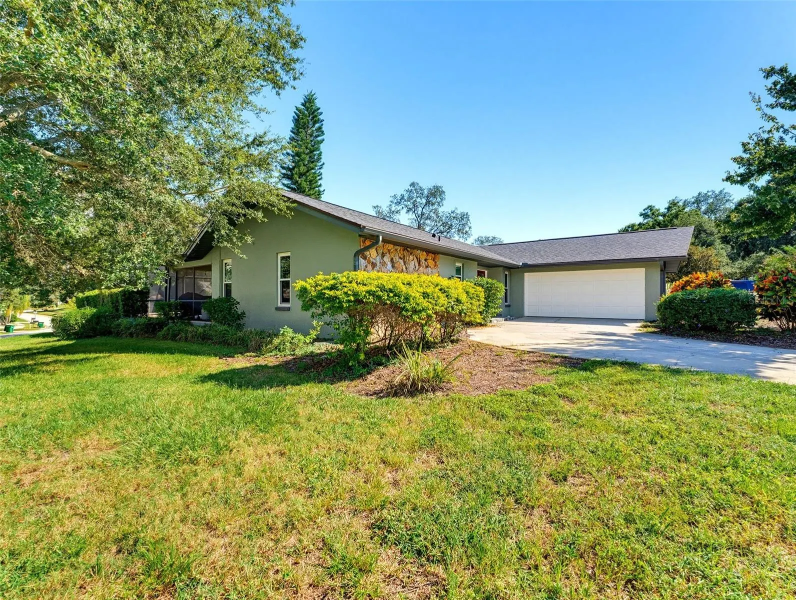 3 SUMMIT LN