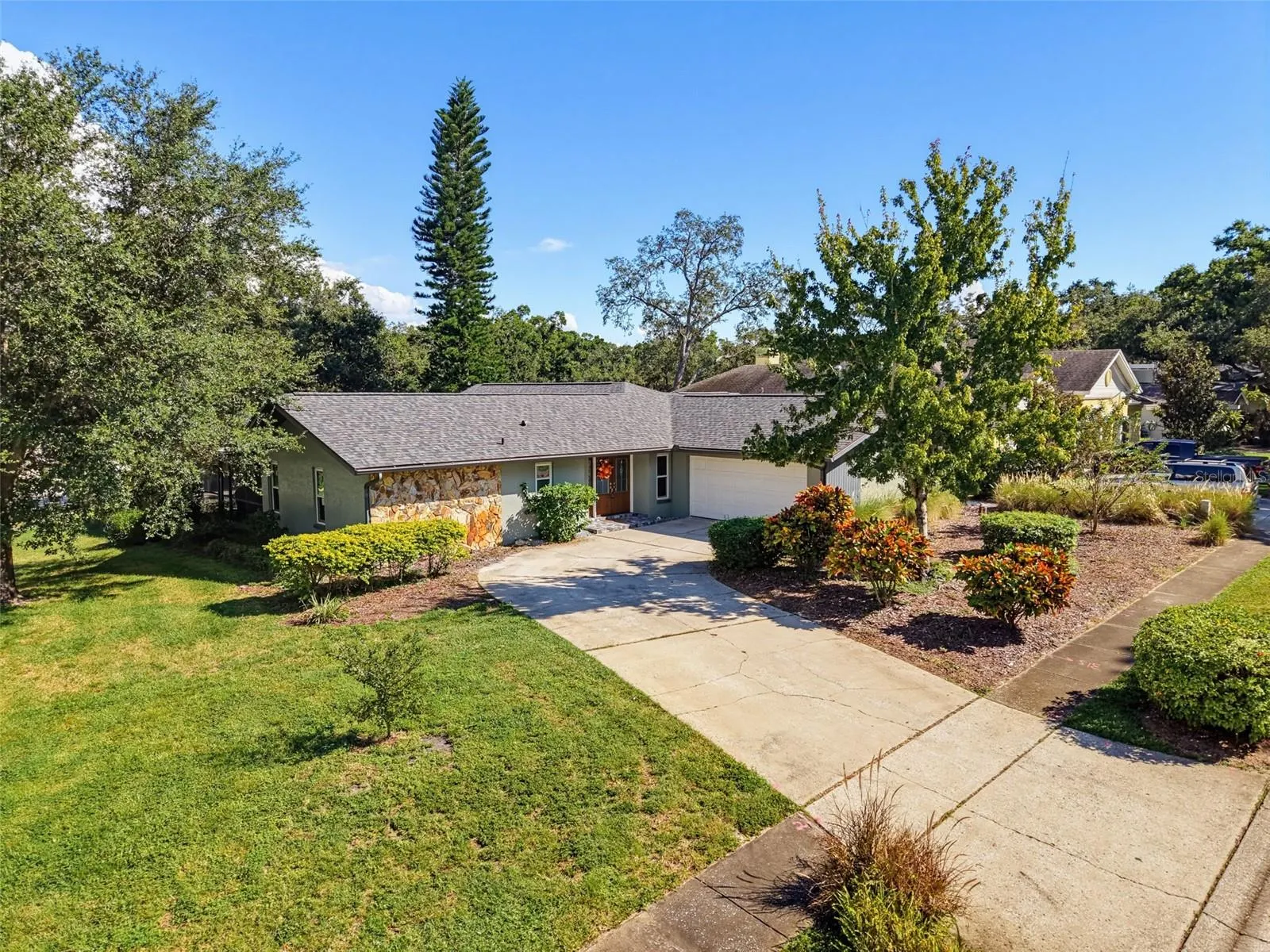3 SUMMIT LN