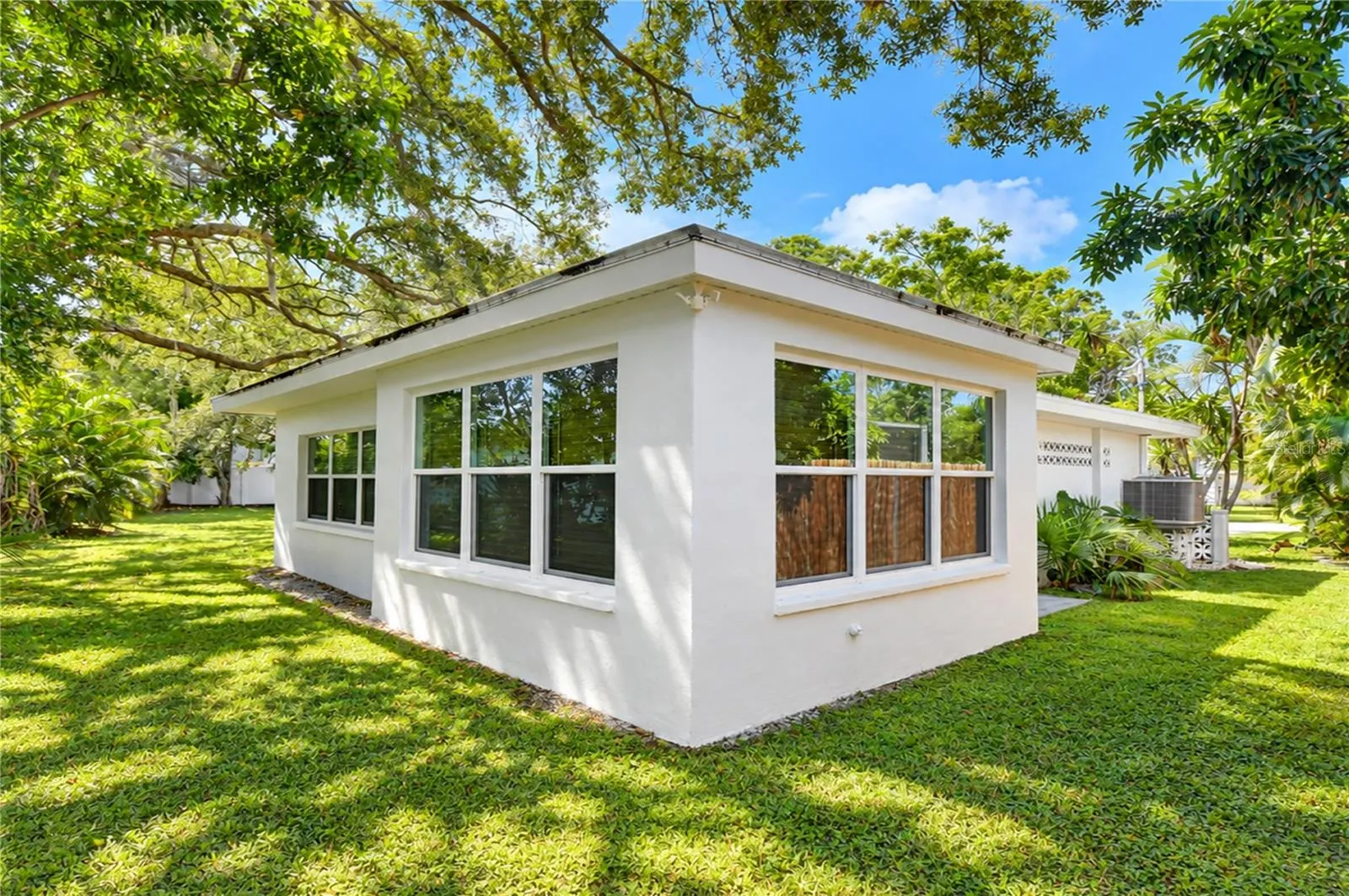 200 LAGOON DR
