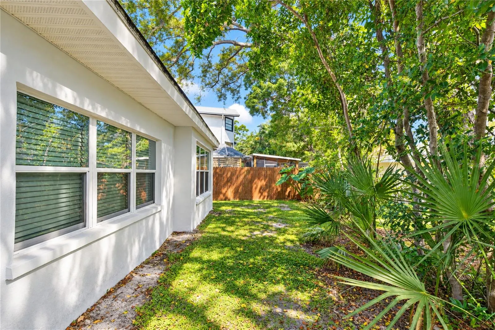 200 LAGOON DR