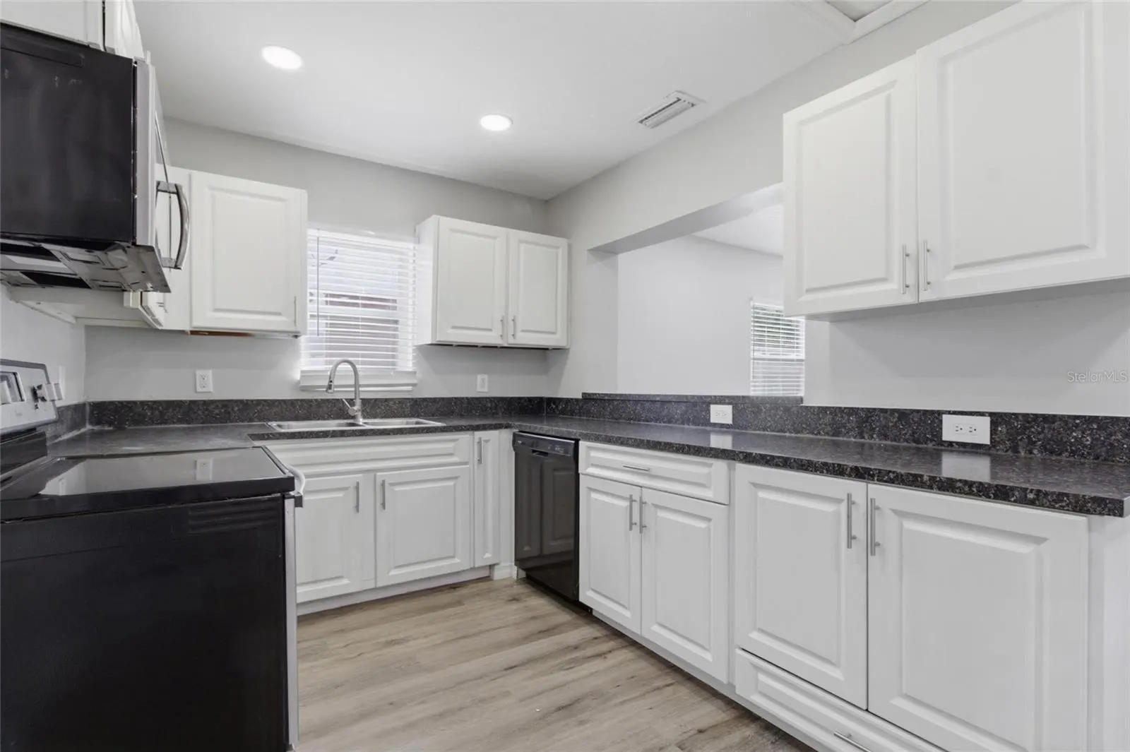 8609 CHINABERRY DR