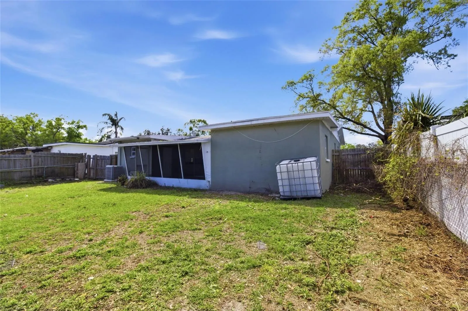 8609 CHINABERRY DR