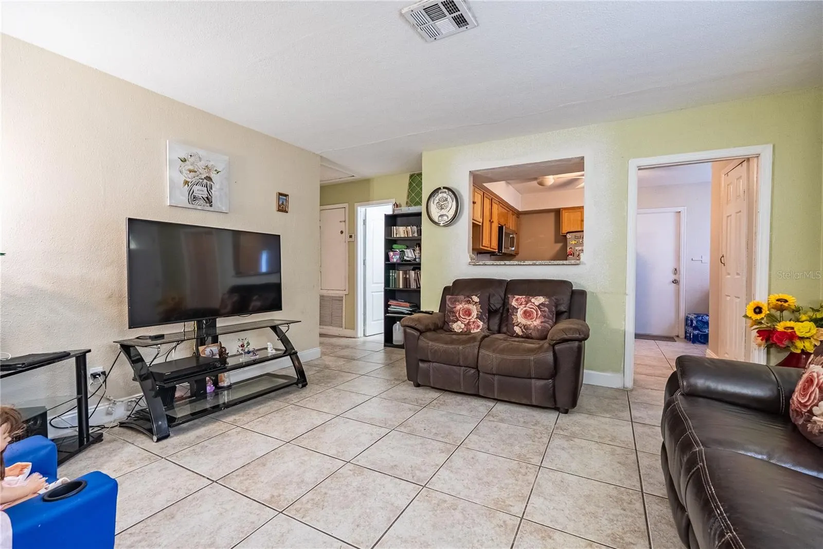 1738 W COMANCHE AVE