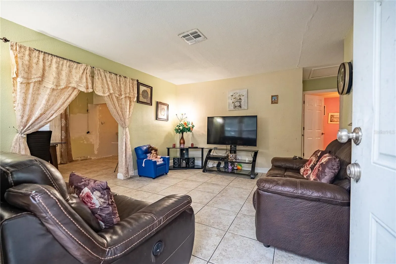 1738 W COMANCHE AVE