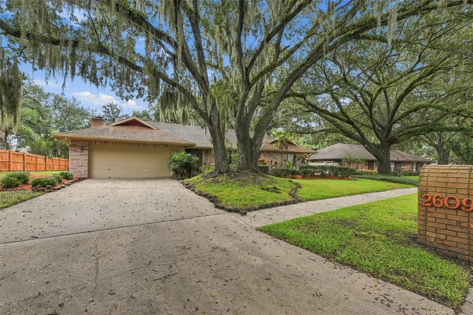 2609 MANOR OAK DR
