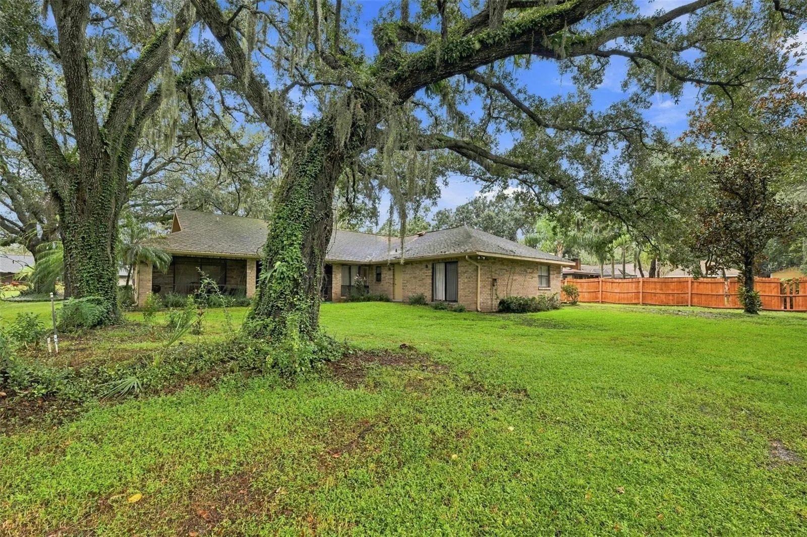 2609 MANOR OAK DR