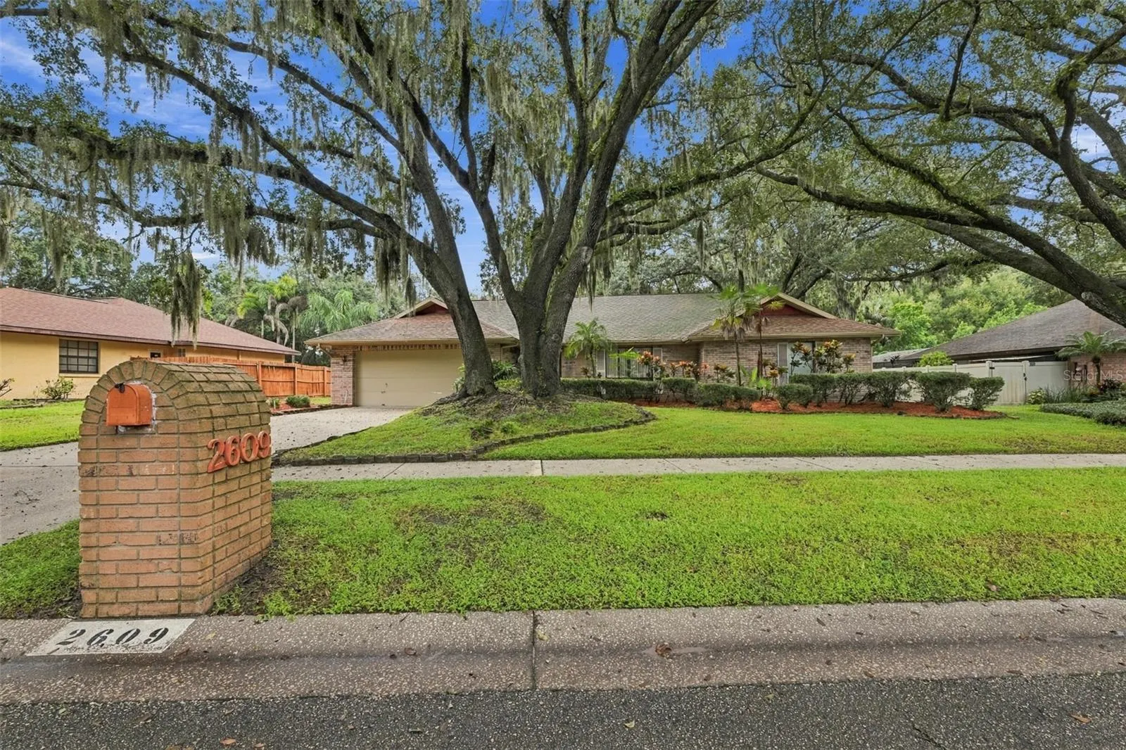 2609 MANOR OAK DR
