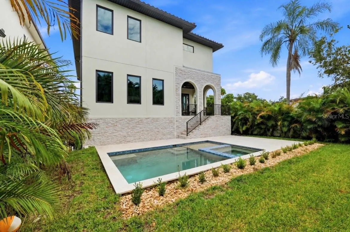 502 E DAVIS BLVD