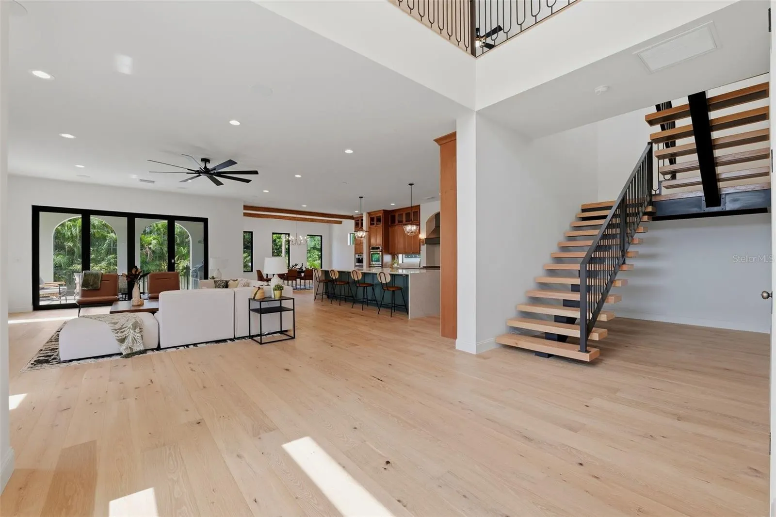 502 E DAVIS BLVD