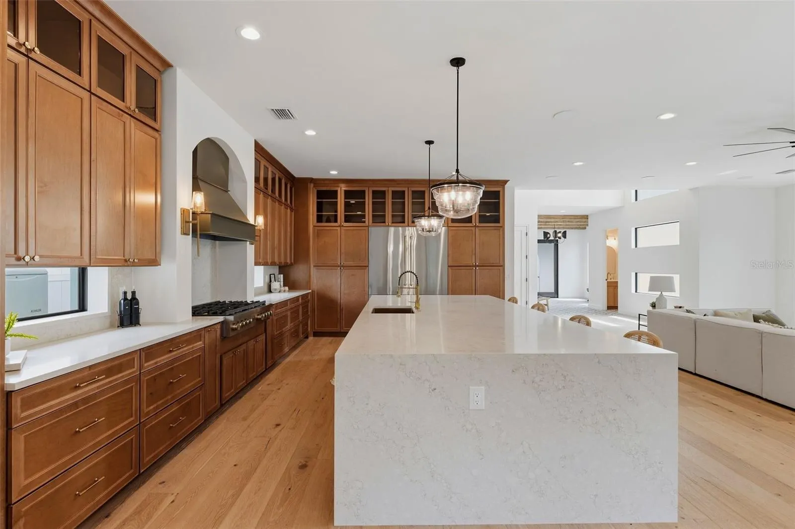 502 E DAVIS BLVD