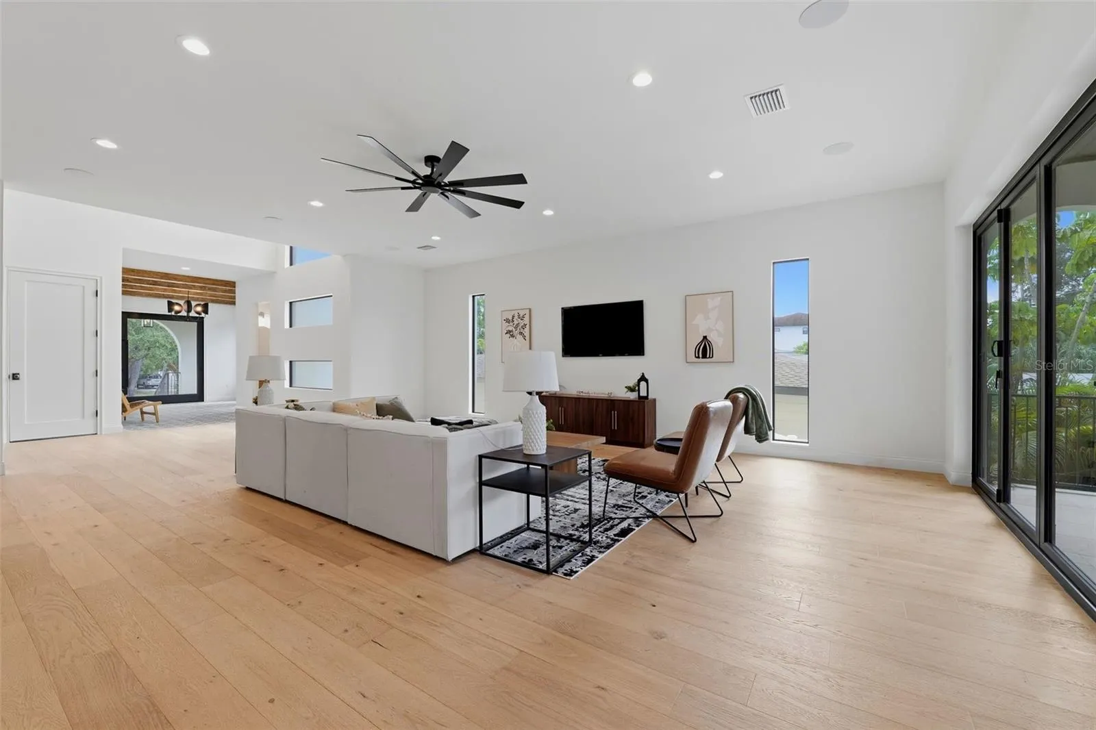 502 E DAVIS BLVD