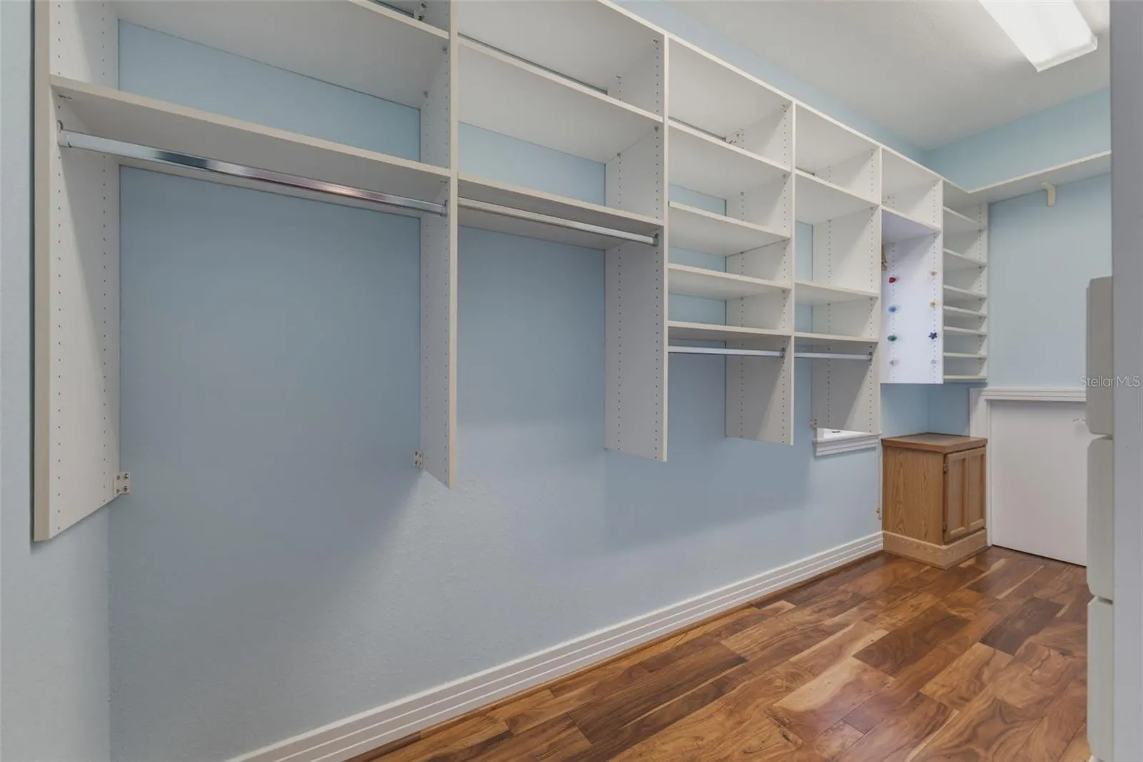 102 8TH ST E