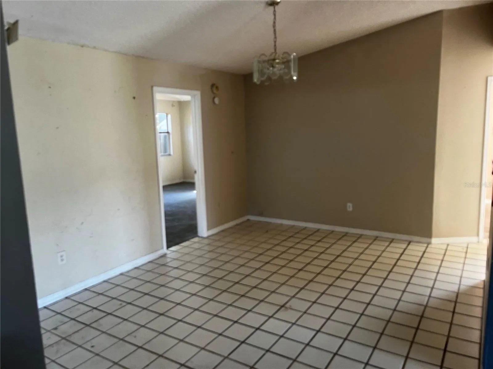 1890 FEATHER TREE CIR