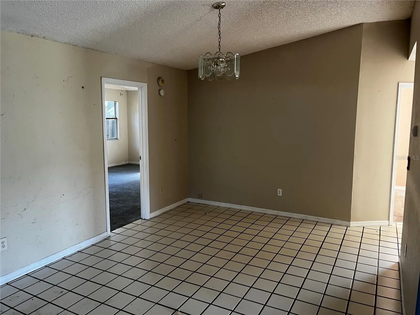 1890 FEATHER TREE CIR