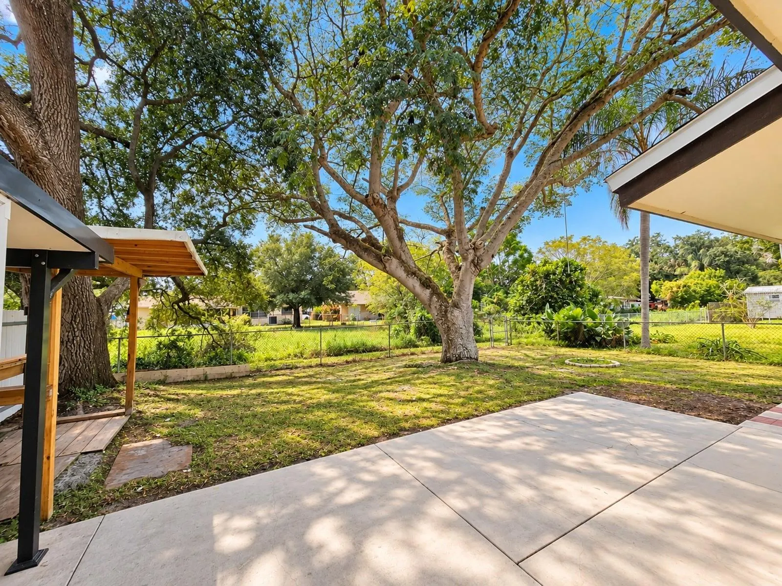 4437 DOLPHIN DR