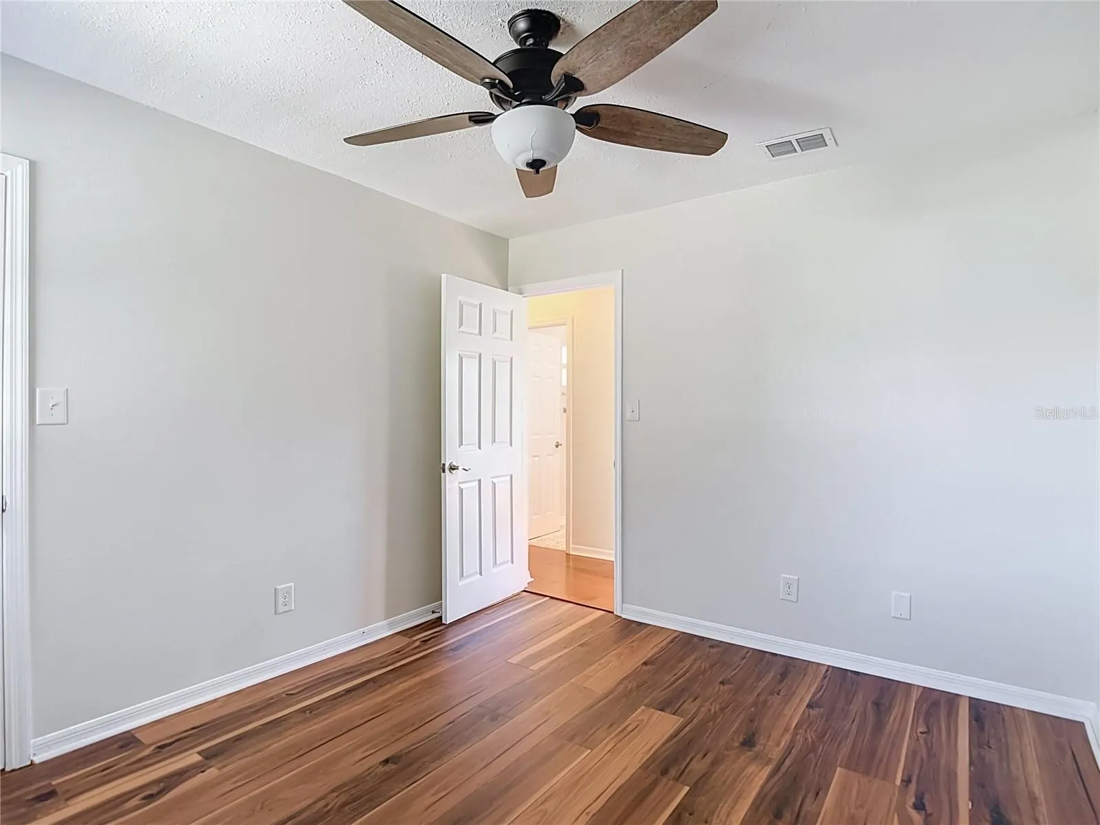 607 BREEZEWAY CT