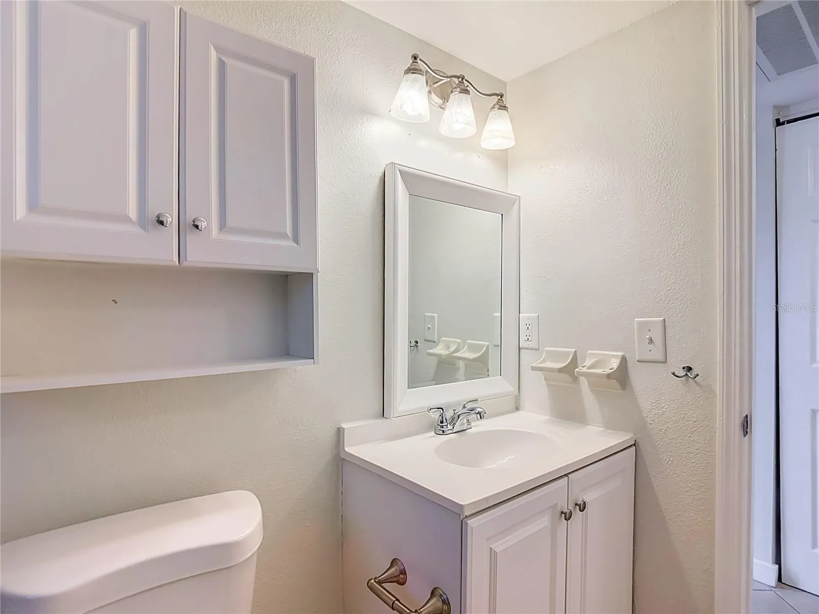 607 BREEZEWAY CT