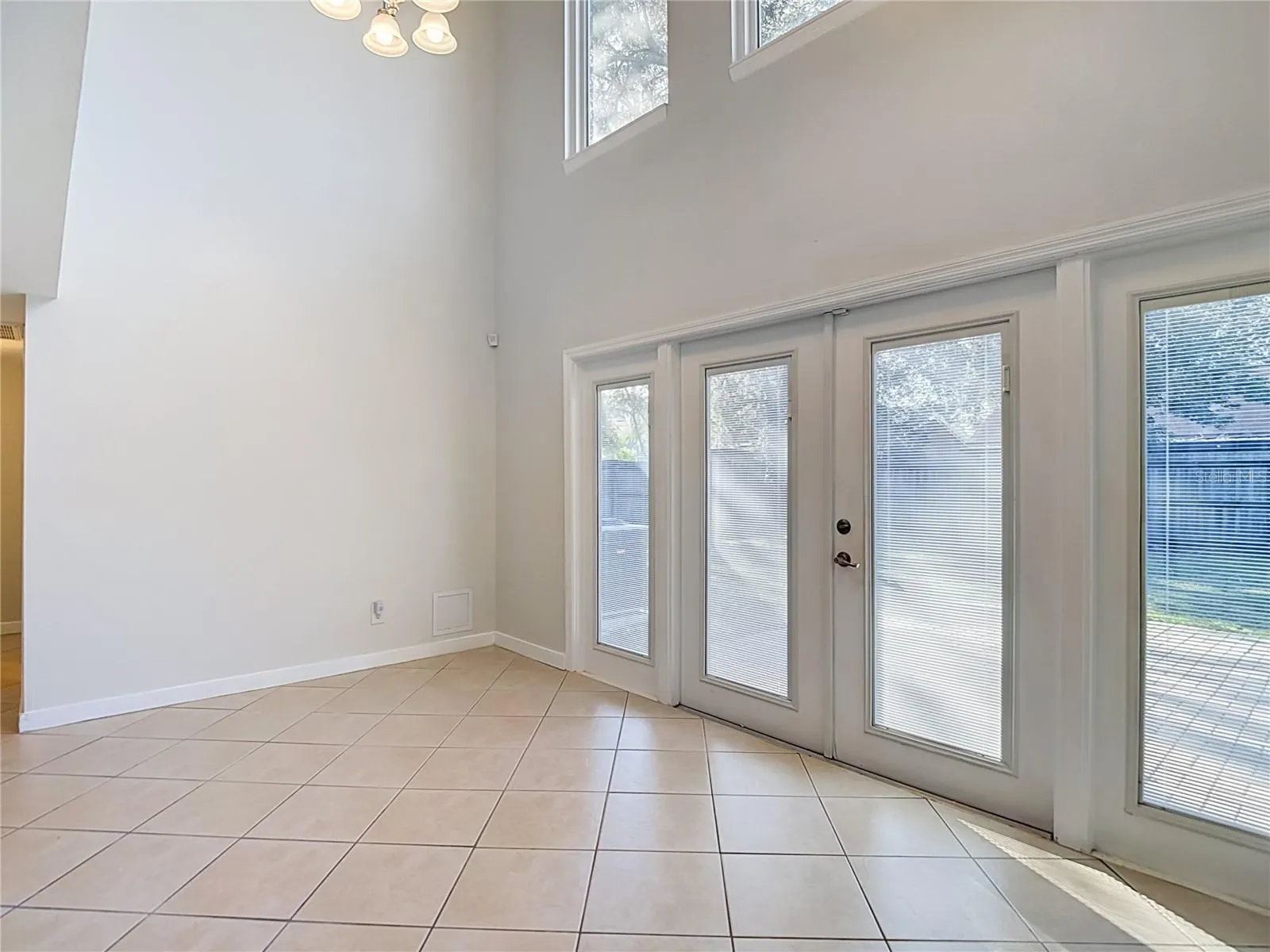 607 BREEZEWAY CT