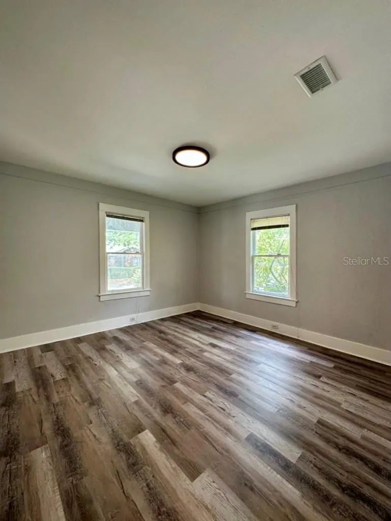 1021 E CAYUGA ST