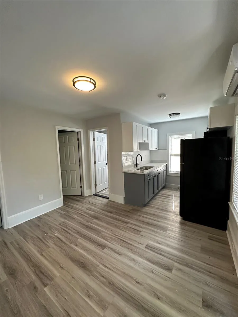 1021 E CAYUGA ST