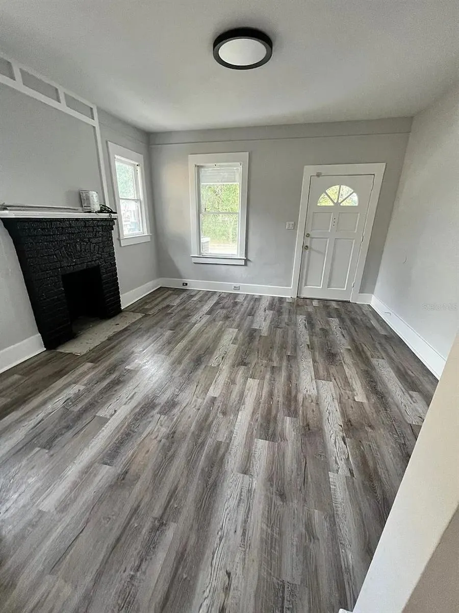 1021 E CAYUGA ST