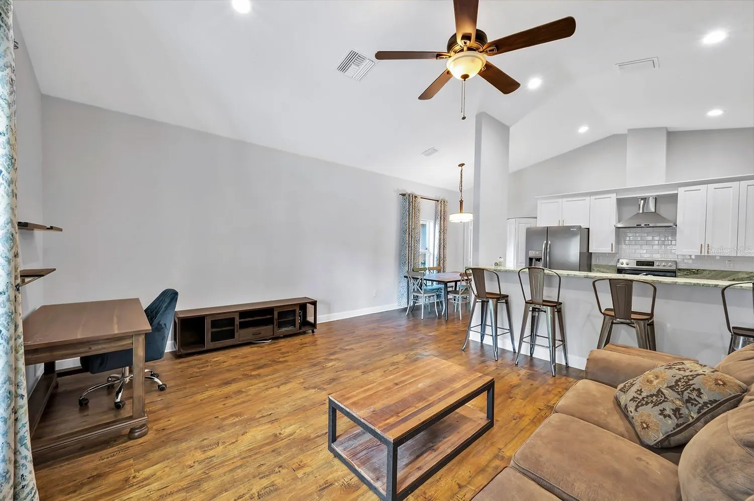 1606 E IDA ST
