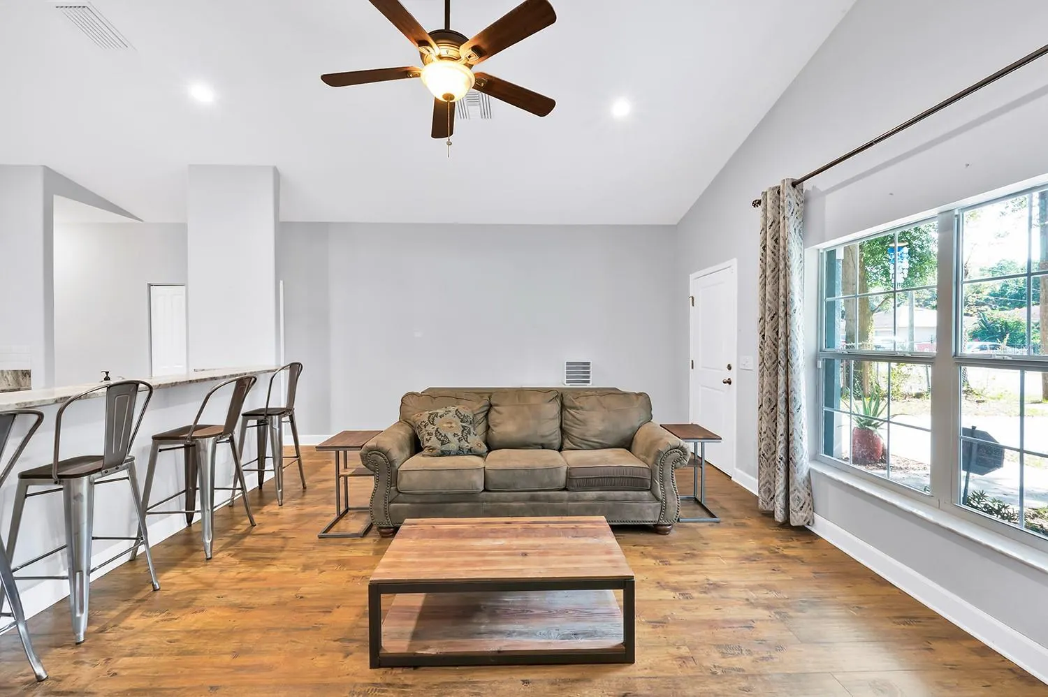 1606 E IDA ST