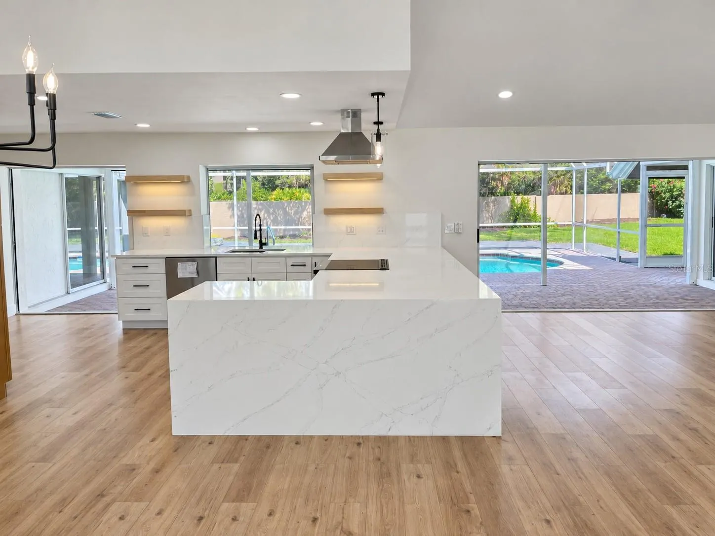 102 WINDWARD DR