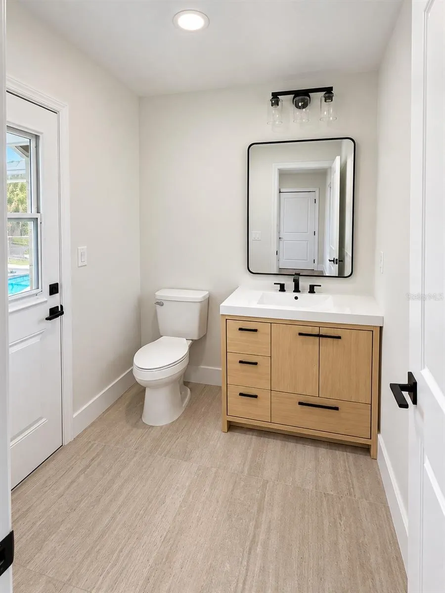 102 WINDWARD DR