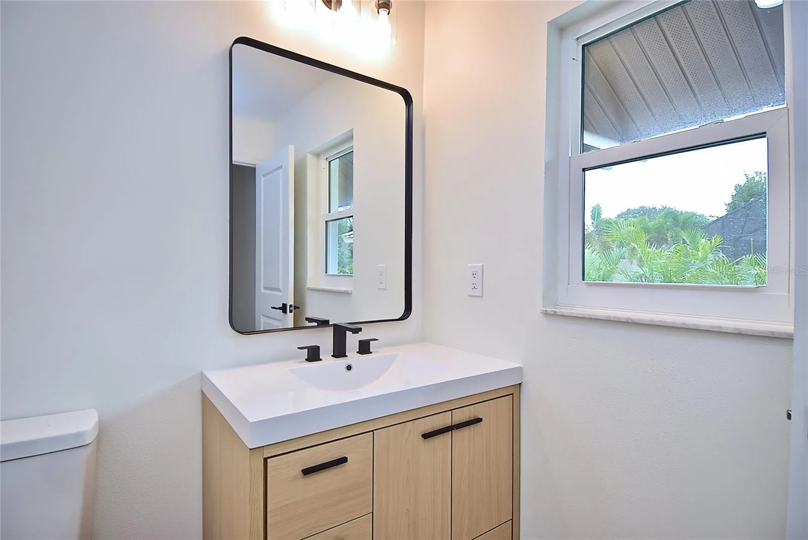 102 WINDWARD DR