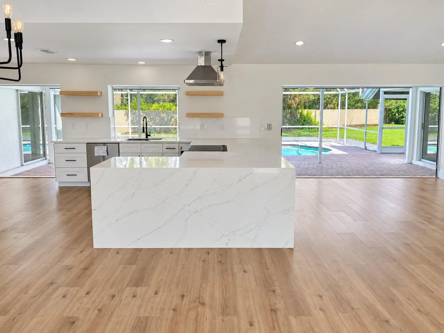 102 WINDWARD DR