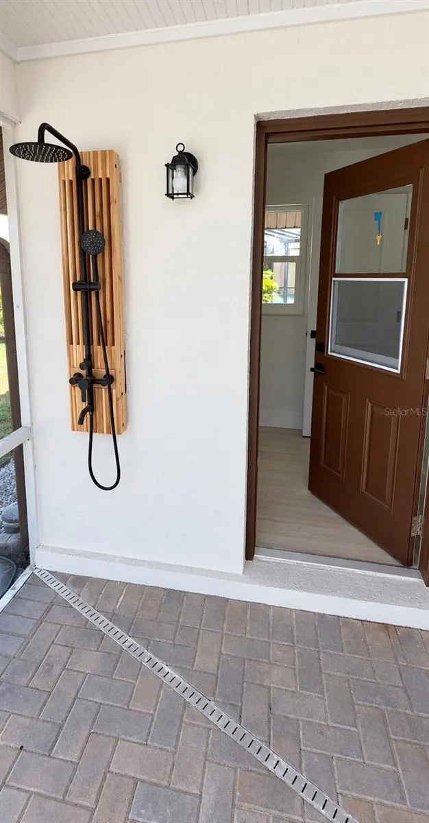 102 WINDWARD DR
