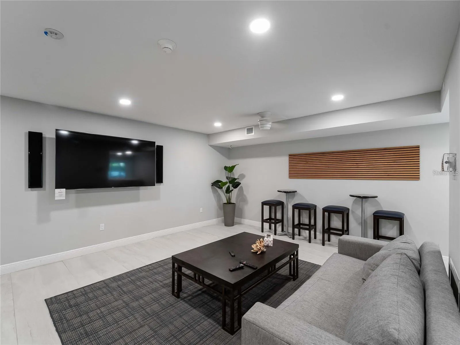 102 WINDWARD DR