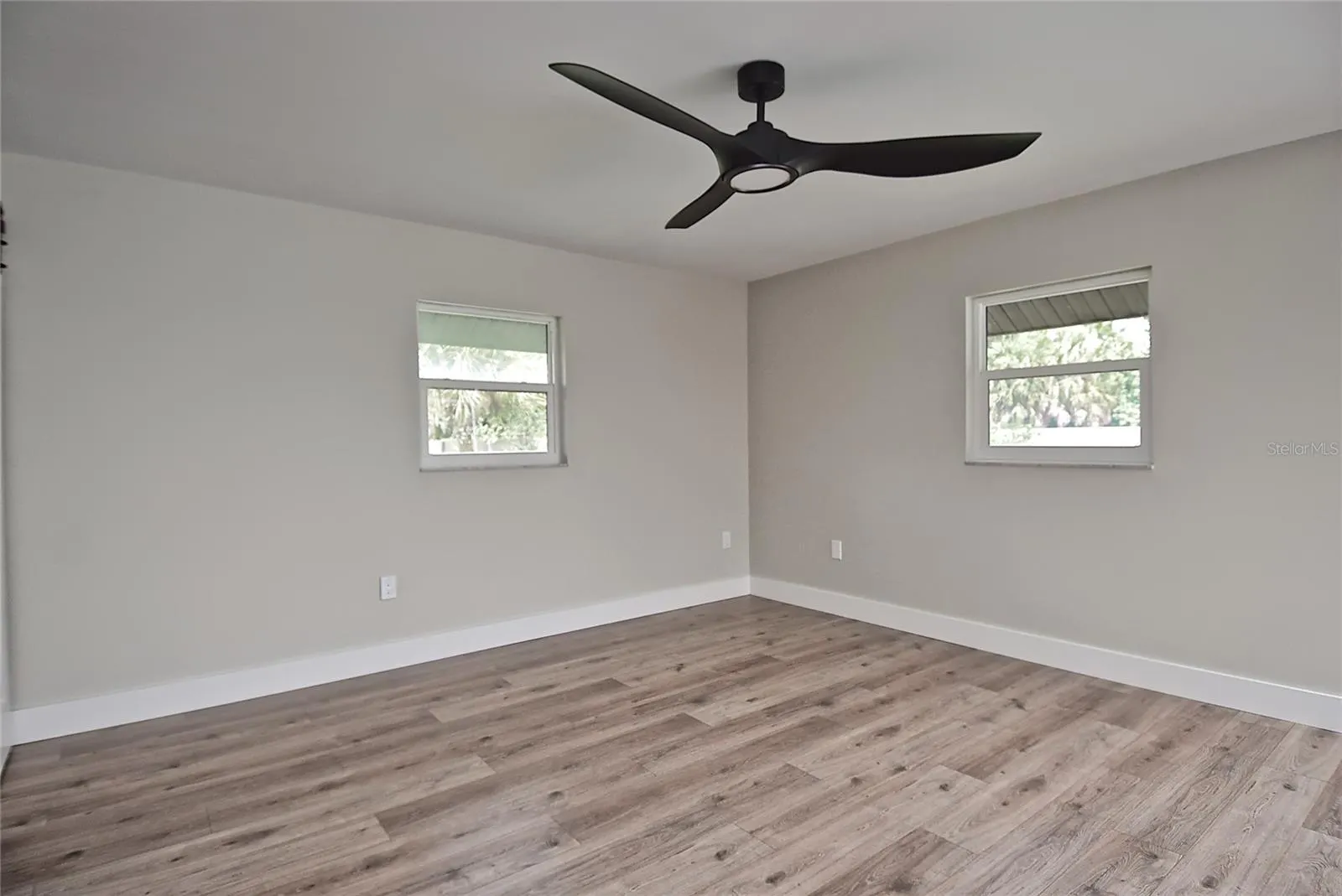 102 WINDWARD DR