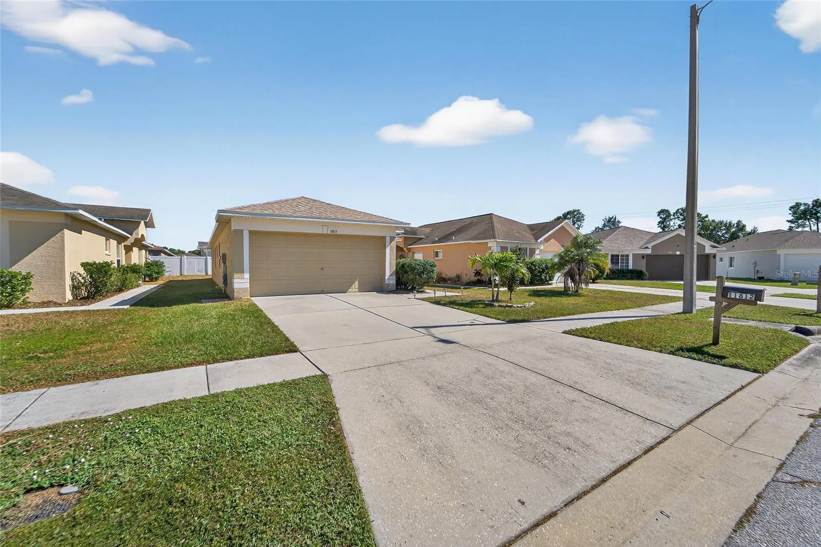 11812 LYNMOOR DR