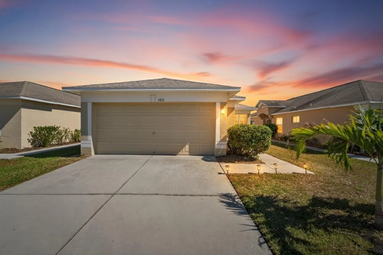 11812 LYNMOOR DR