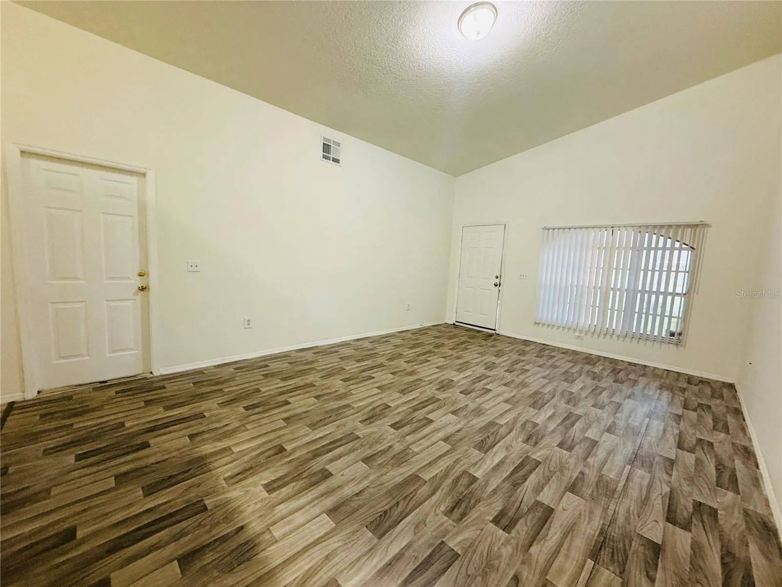 8507 N HYALEAH RD