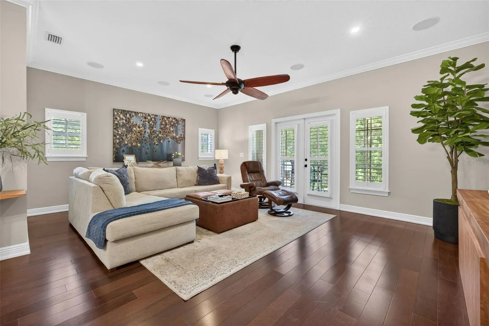 252 VALENCIA CIR