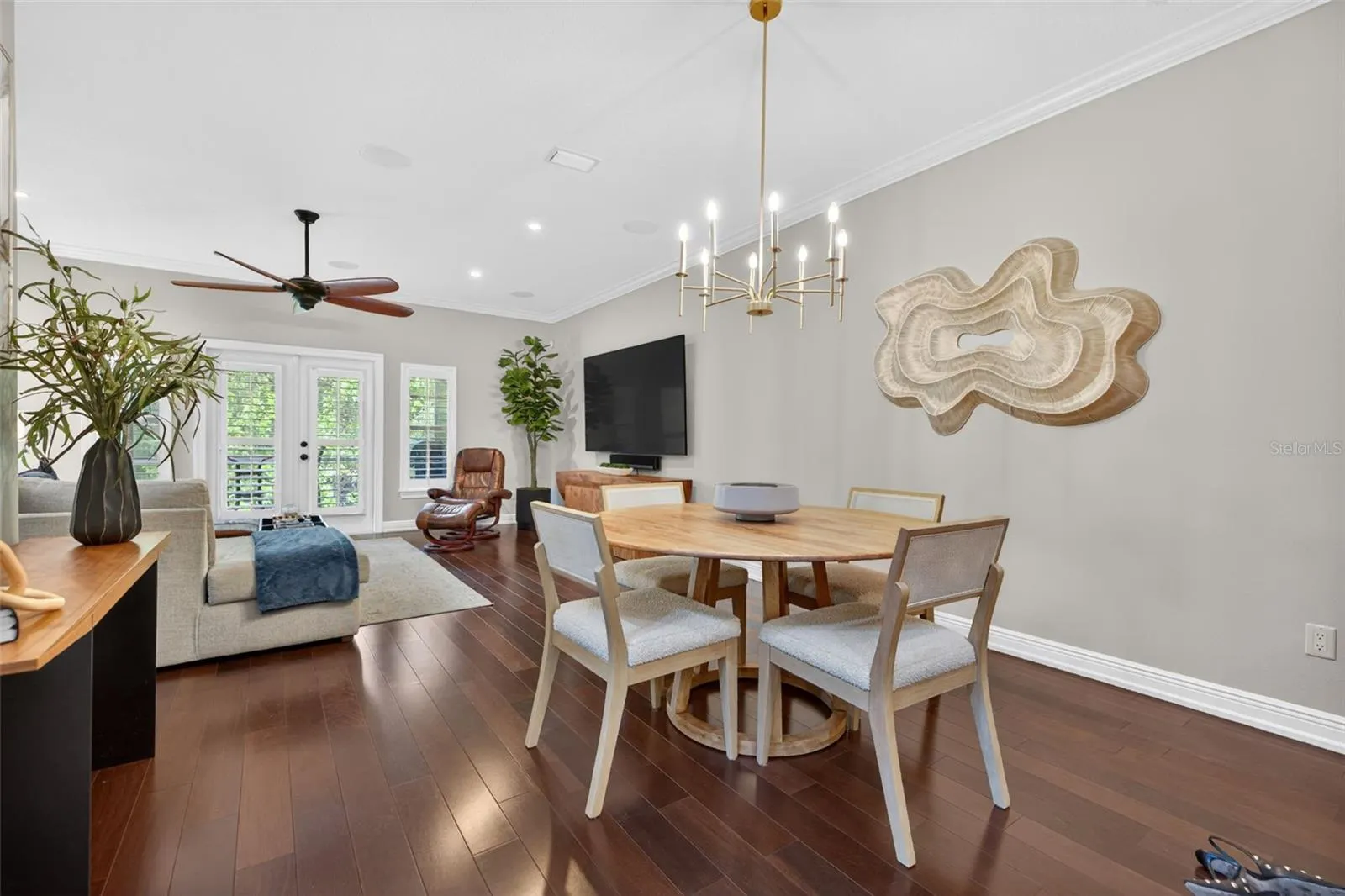 252 VALENCIA CIR