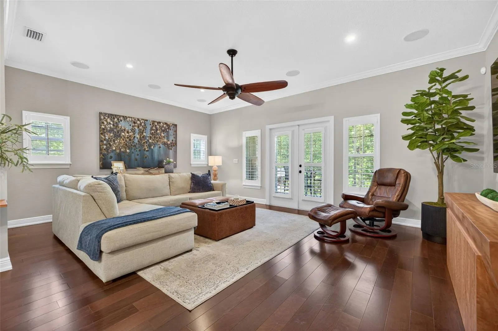 252 VALENCIA CIR