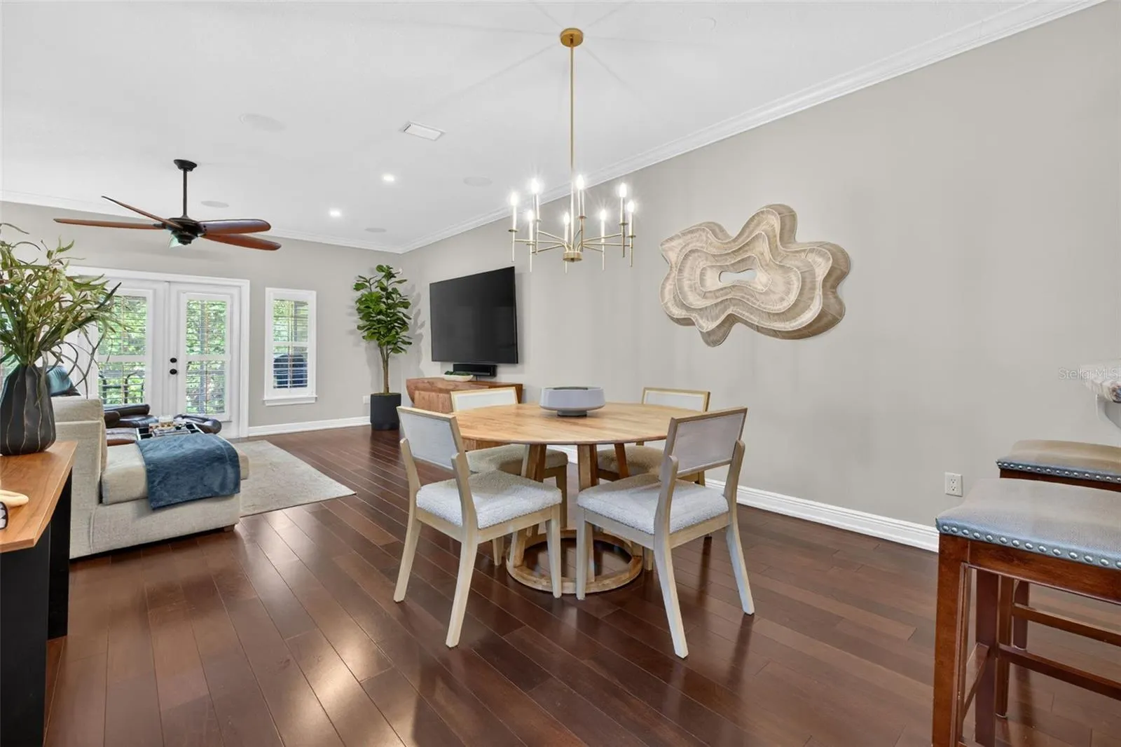 252 VALENCIA CIR