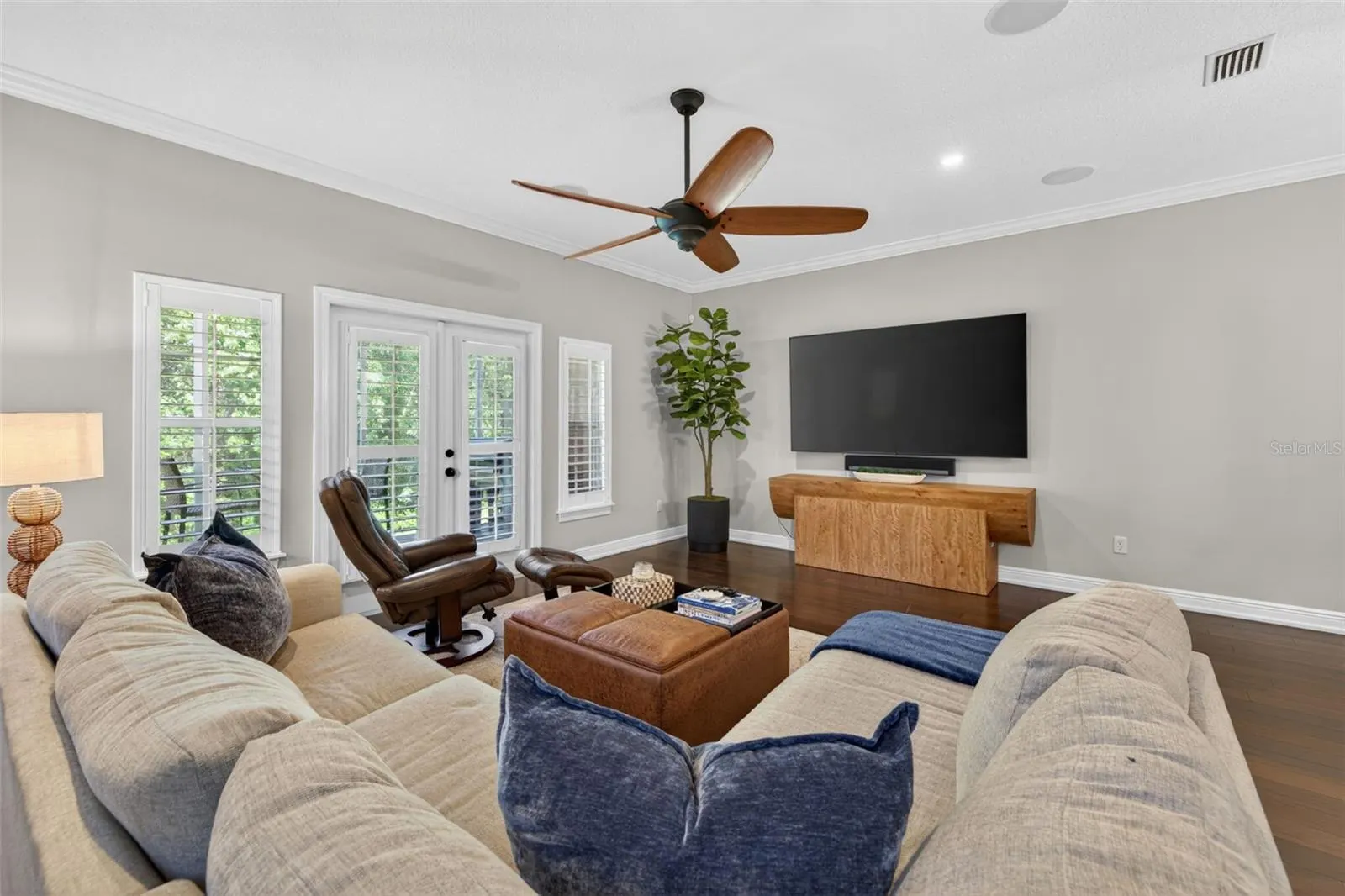 252 VALENCIA CIR