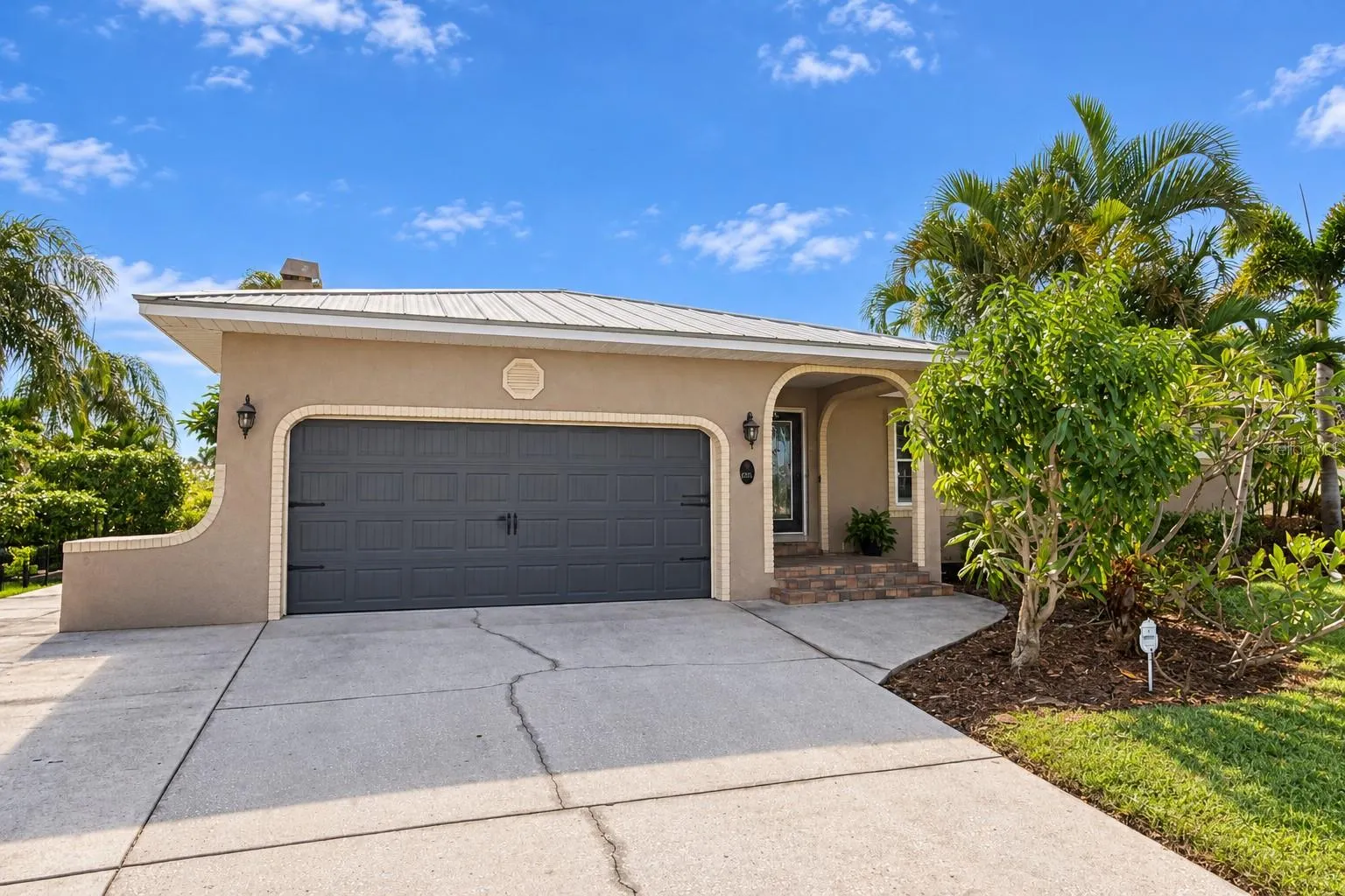 816 EAGLE LN