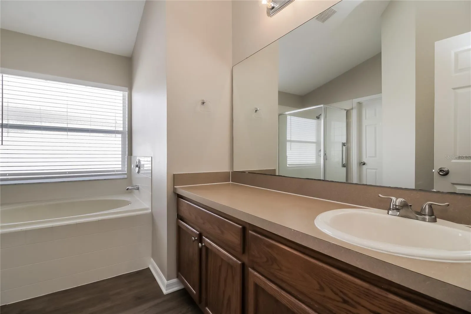 4016 LONGWORTH LOOP