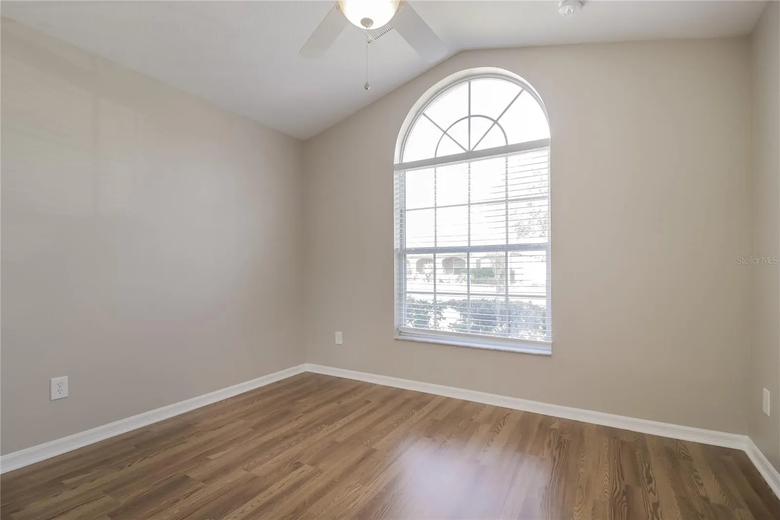 4016 LONGWORTH LOOP