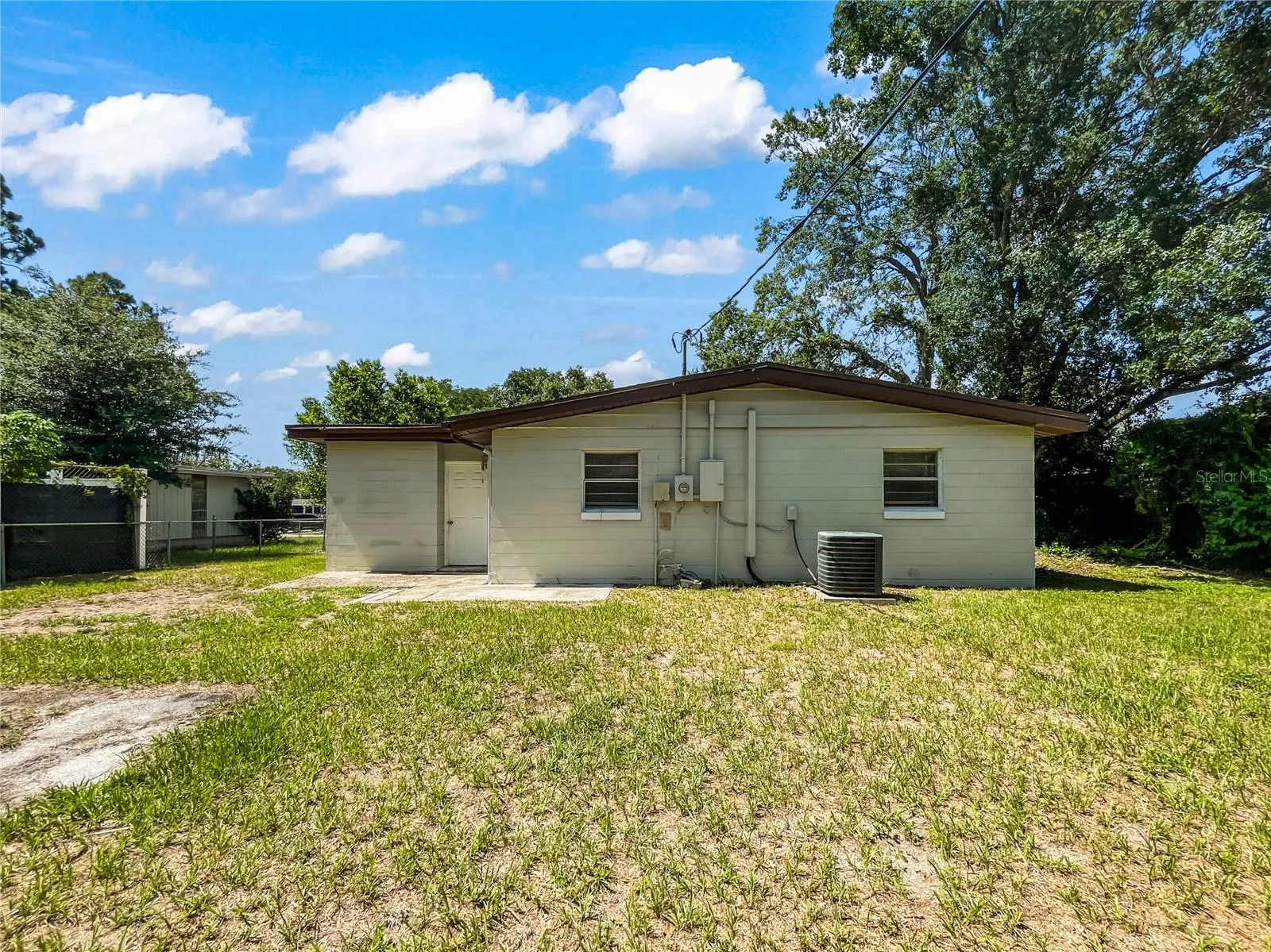 4523 DOLPHIN DR