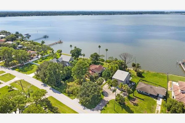 600 SHORE DR E