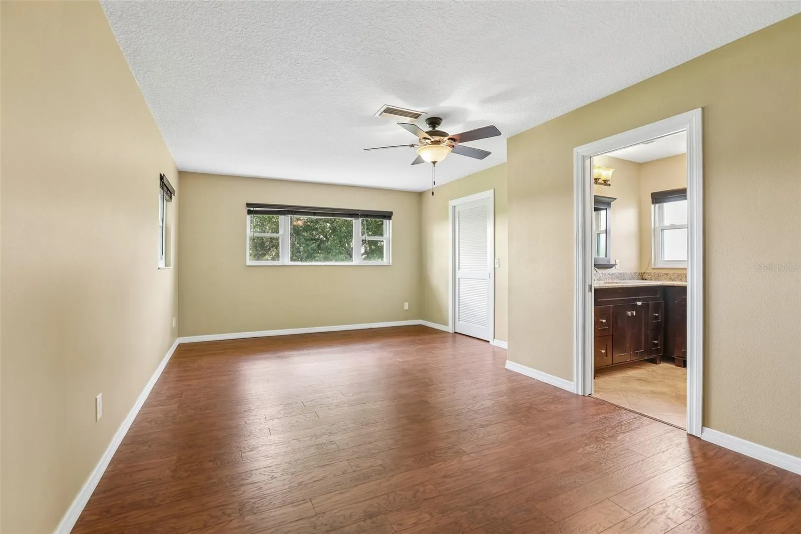 1806 PINEAPPLE PALM CT